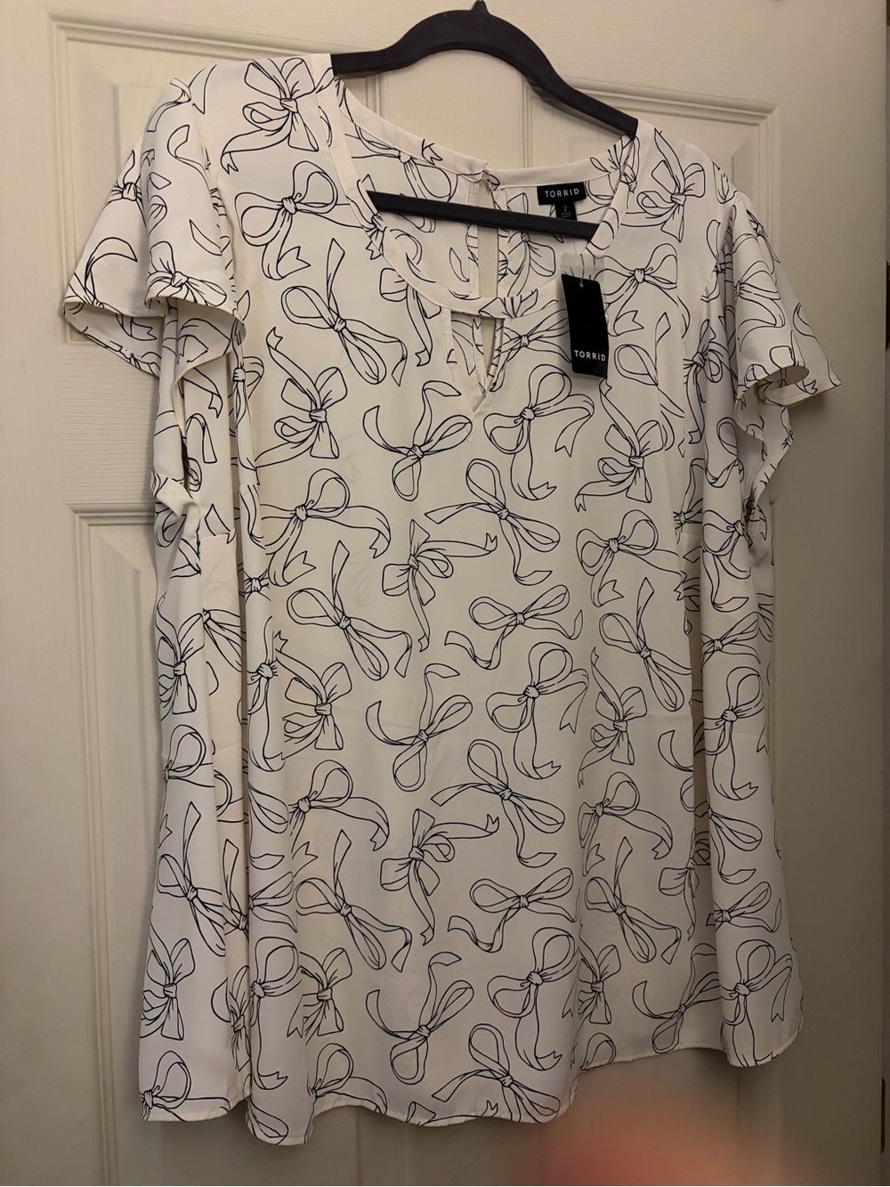 torrid White Bow-Print Flutter Sleeve Blouse